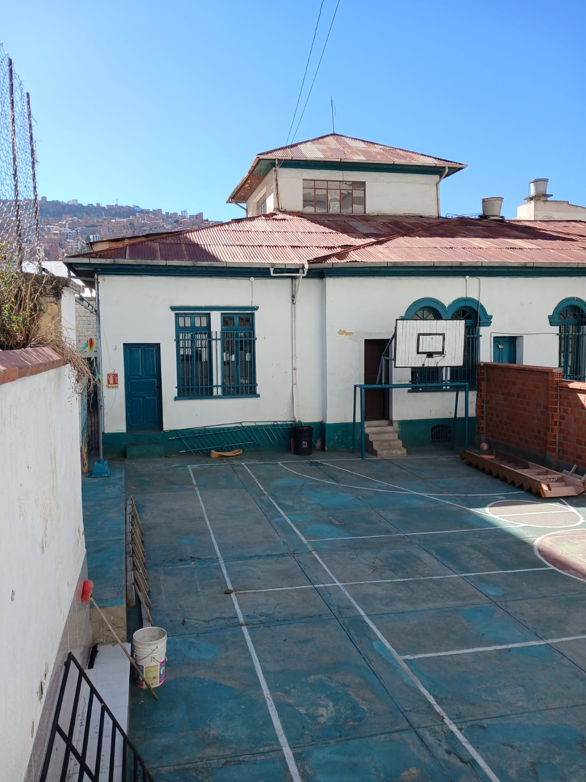 Otra vista de la construcción y cancha