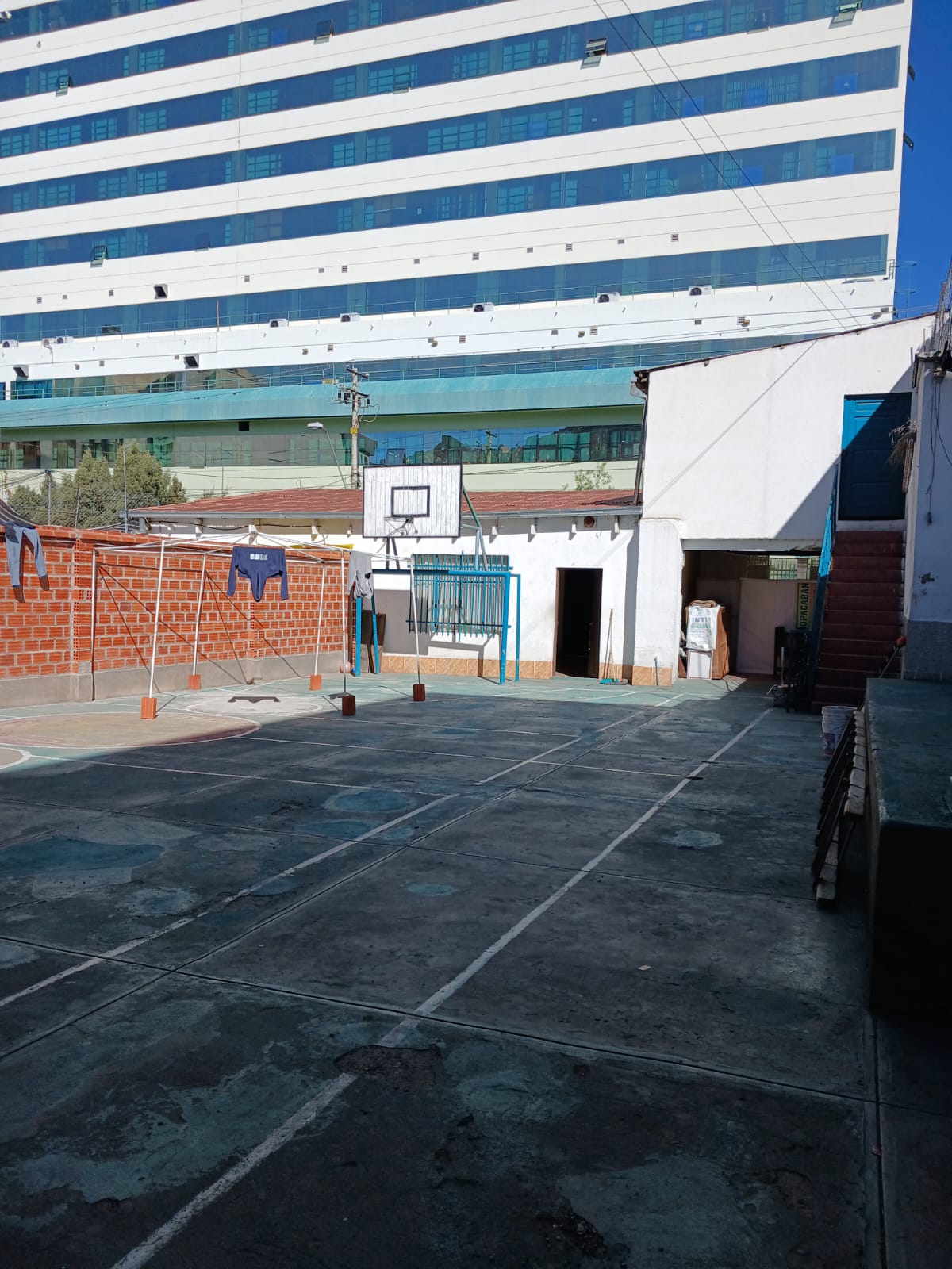 Cancha y construcción existente